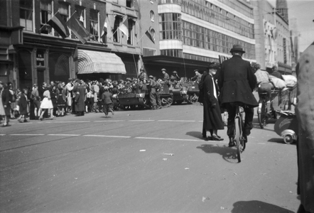 818831 Afbeelding van enkele Armoured Personnel Carriers (APC) voorafgaand aan of tijdens de Memorial D-Day Parade in ...